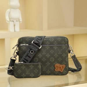 Men's Three-Piece Set Series Pochette Trio Messenger Bag Collection The Pochette Men's Three-in-One Handbag is crafted from two classic canvas fabrics. Its signature tonal gray pattern accentuates the lines of this versatile patchwork design. Beyond serving as a traditional crossbody bag, it includes a detachable zippered pouch and a coin purse attached to the shoulder strap. Size: 25x18x4cm